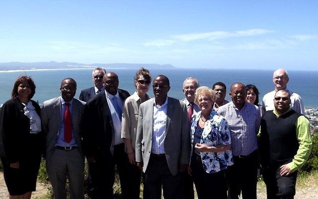 Suid-Afrika se ouditeur-generaal, Kimi Makwethu, en Overstrand se Burgemeester, raadsdame Nicolette Botha-Guthrie, in die geselskap van munisipale bestuurder Coenie Groenewald en sy span direkteure tesame met senior amptenare in Makwethu se kantoor.